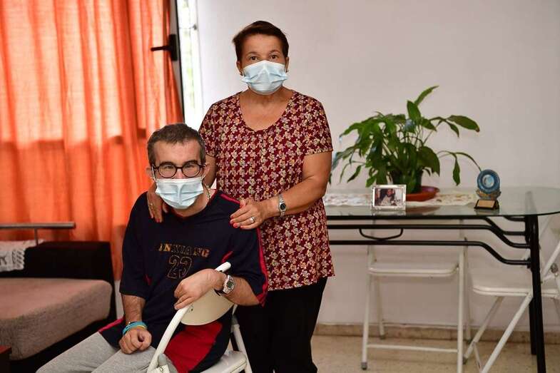 Juan Luis y su madre, Teresa, en el salón de su casa/Juan Carlos Alonso/C7.